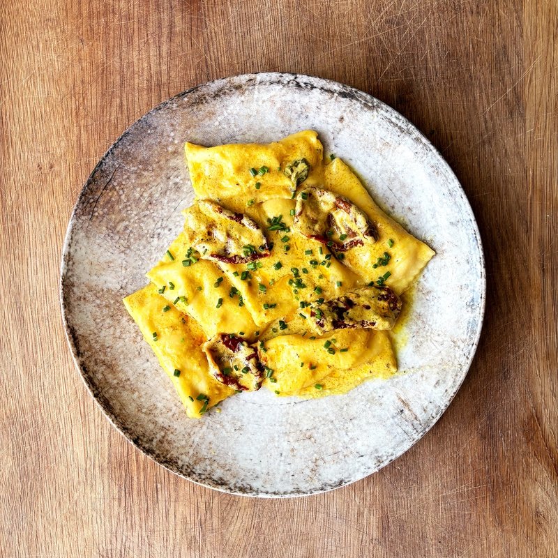 Agnolotti z ricottą w żółtym sosie z pomidorów, kurkumy i krokosza Agnolotti z ricottą w żółtym sosie z pomidorów, kurkumy i krokosza