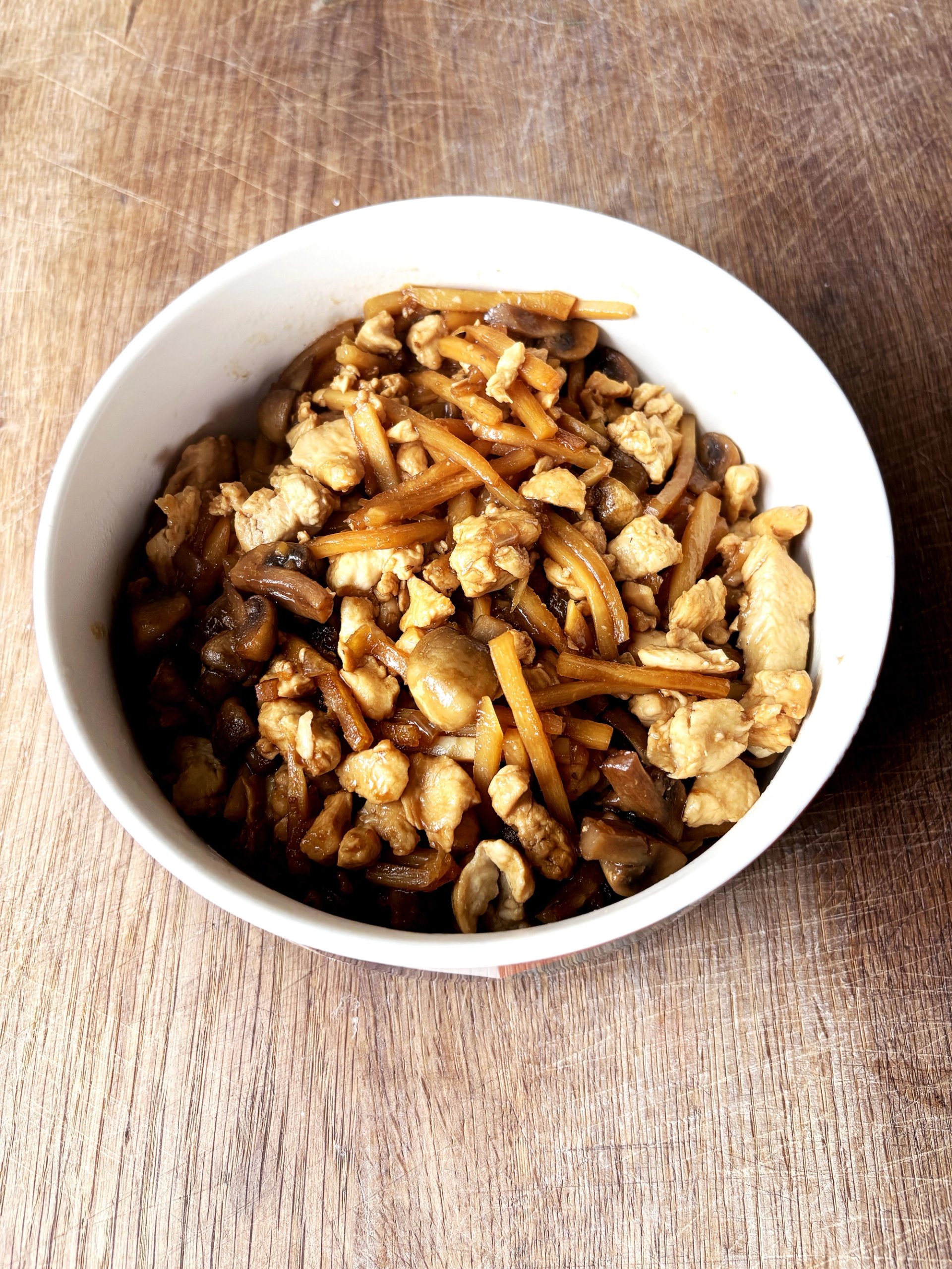 Chińszczyzna z bambusem i makaronem Chińszczyzna z bambusem i makaronem