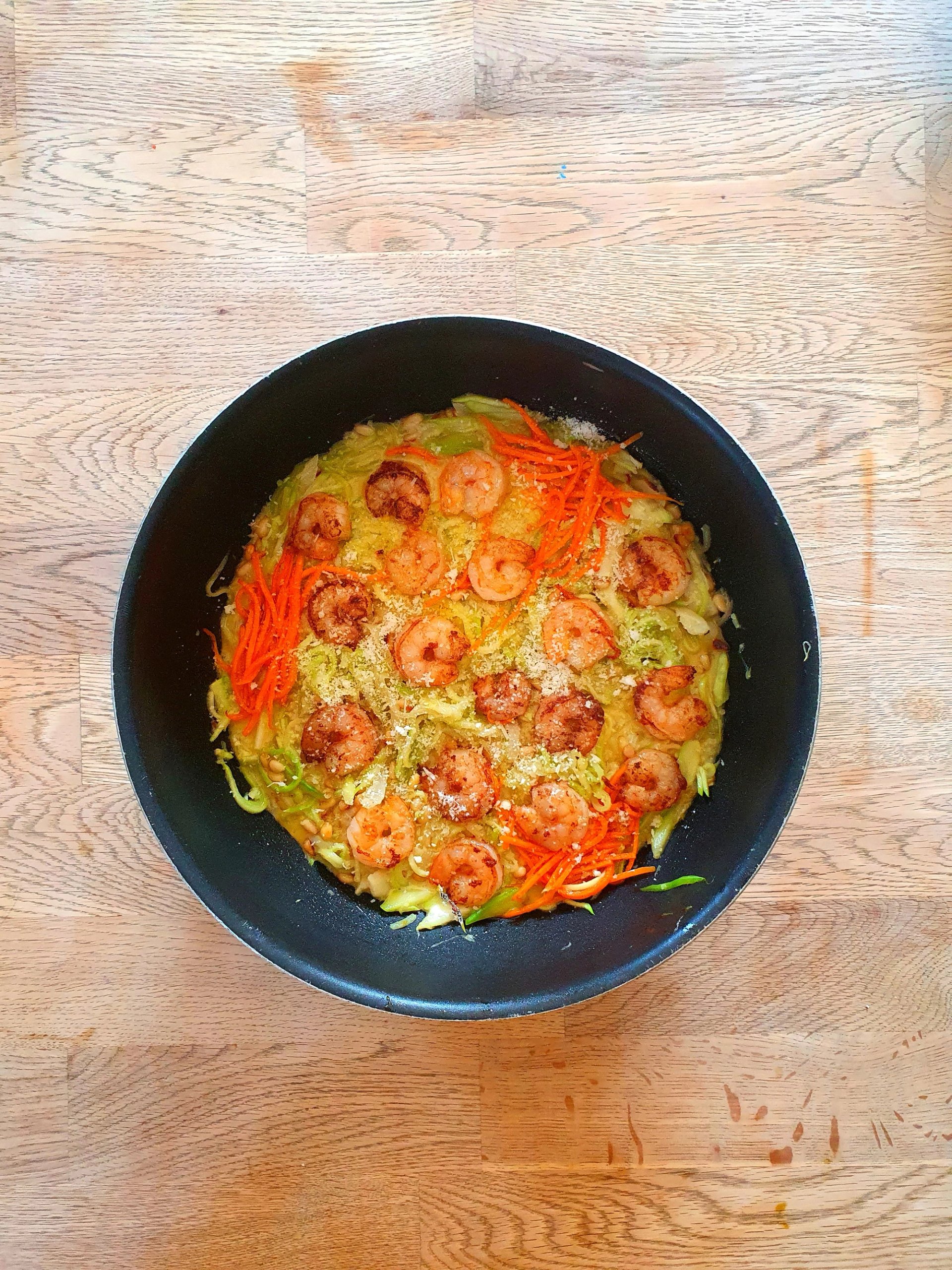 Makaron z cukinii, maślany, pyszny, z krewetkami
