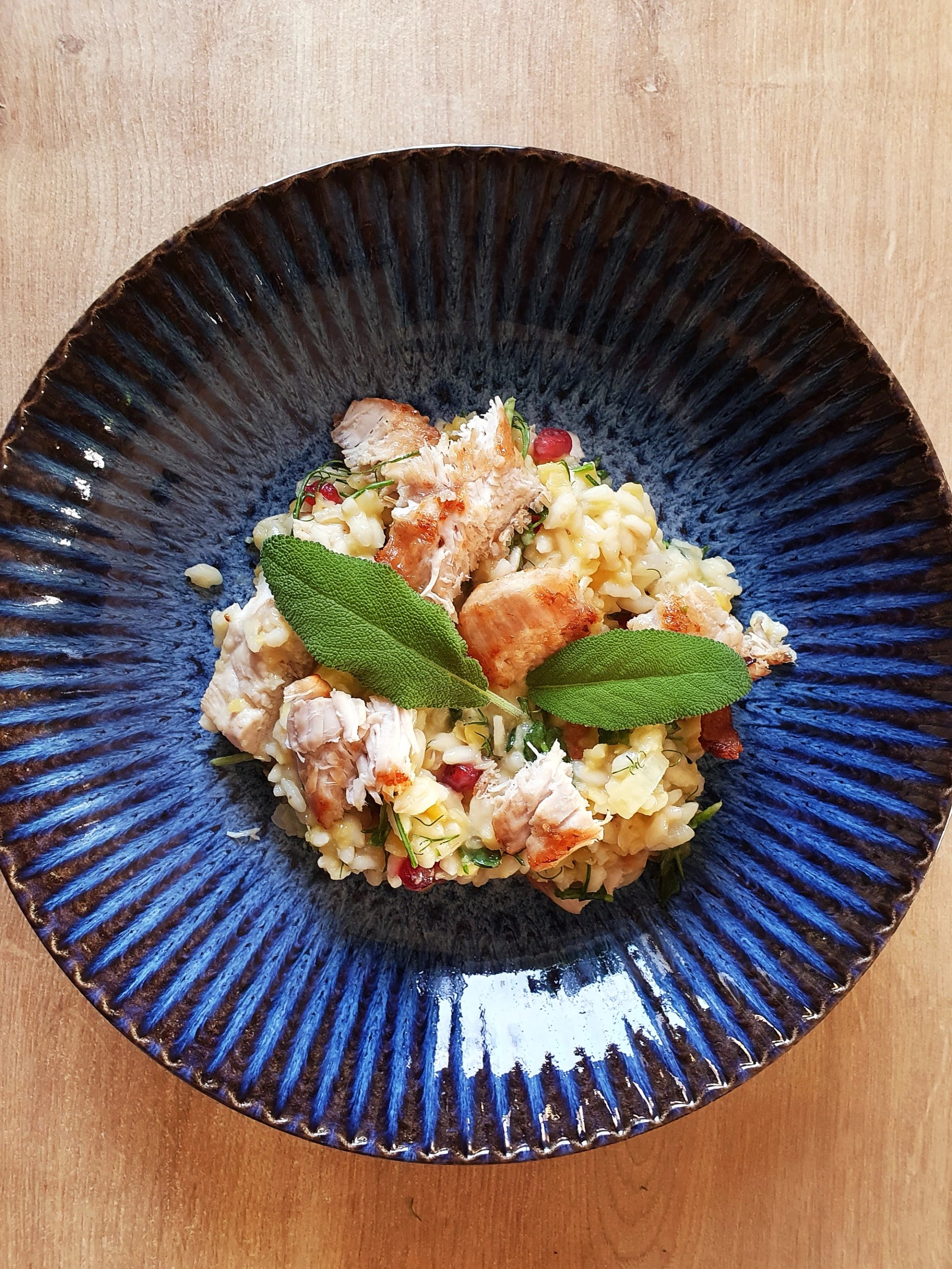 Risotto z kurczakiem, granatem i szałwią
