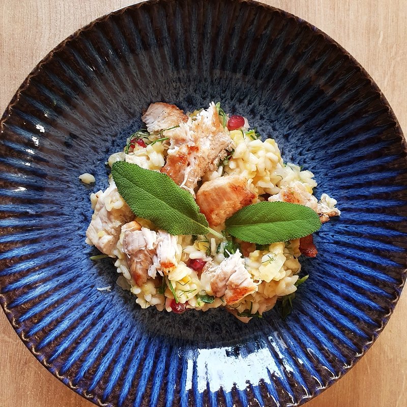 Risotto z kurczakiem, granatem i szałwią Risotto z kurczakiem, granatem i szałwią