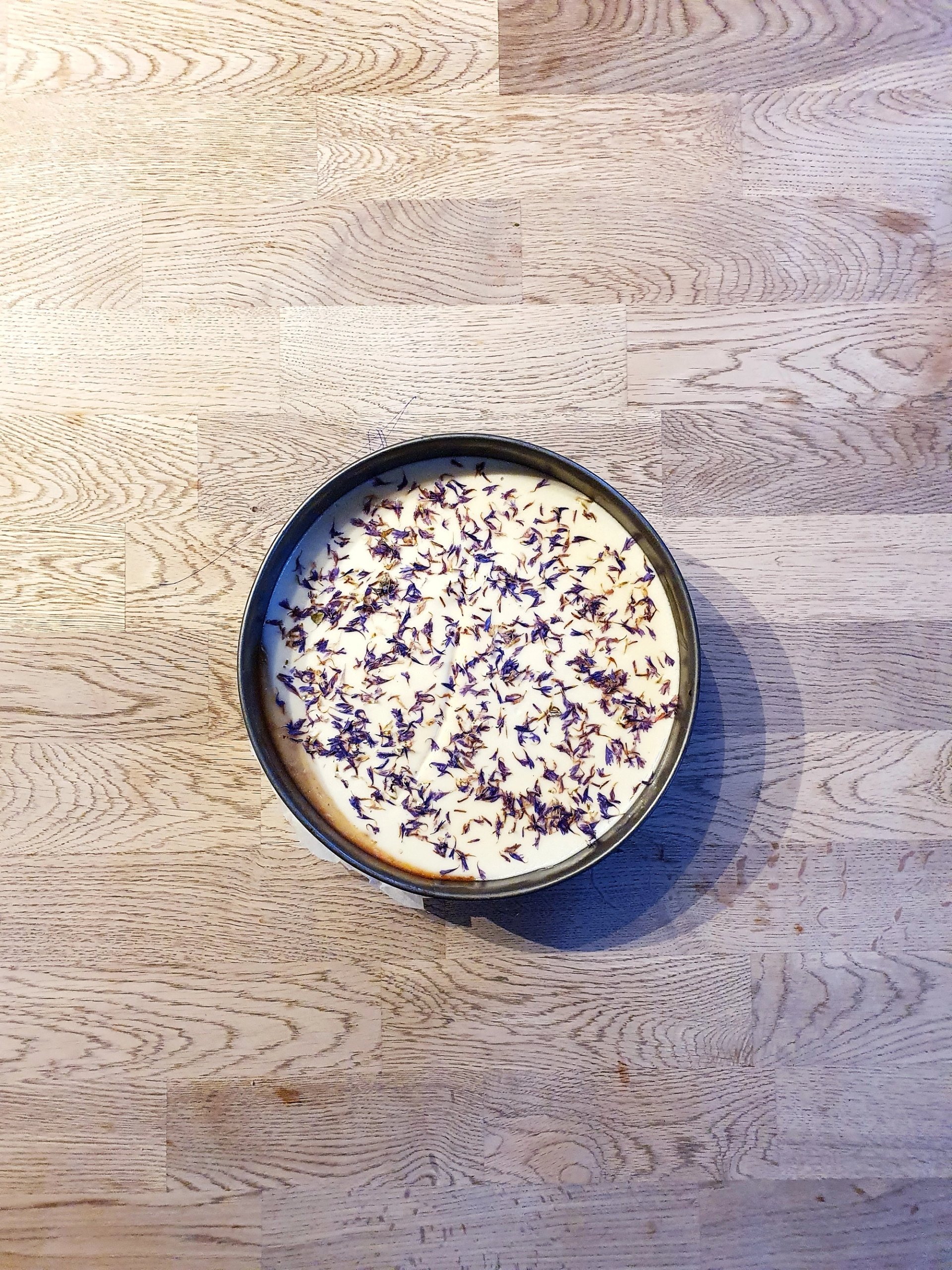 Sernik pistacjowy, z chabrami Sernik pistacjowy, z chabrami