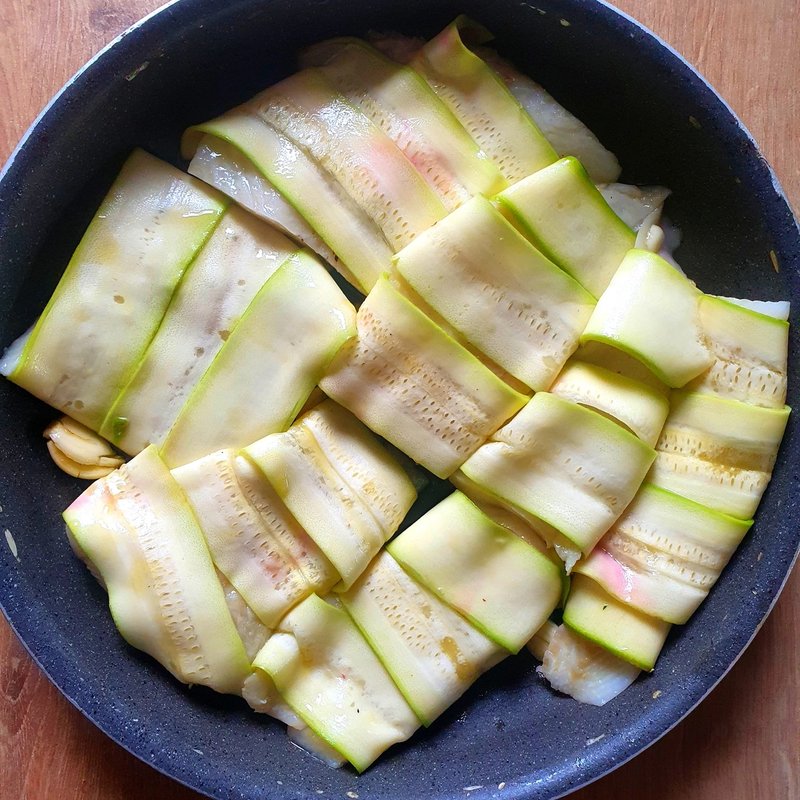 Halibut zawinięty w cukinię i upieczony Halibut zawinięty w cukinię i upieczony