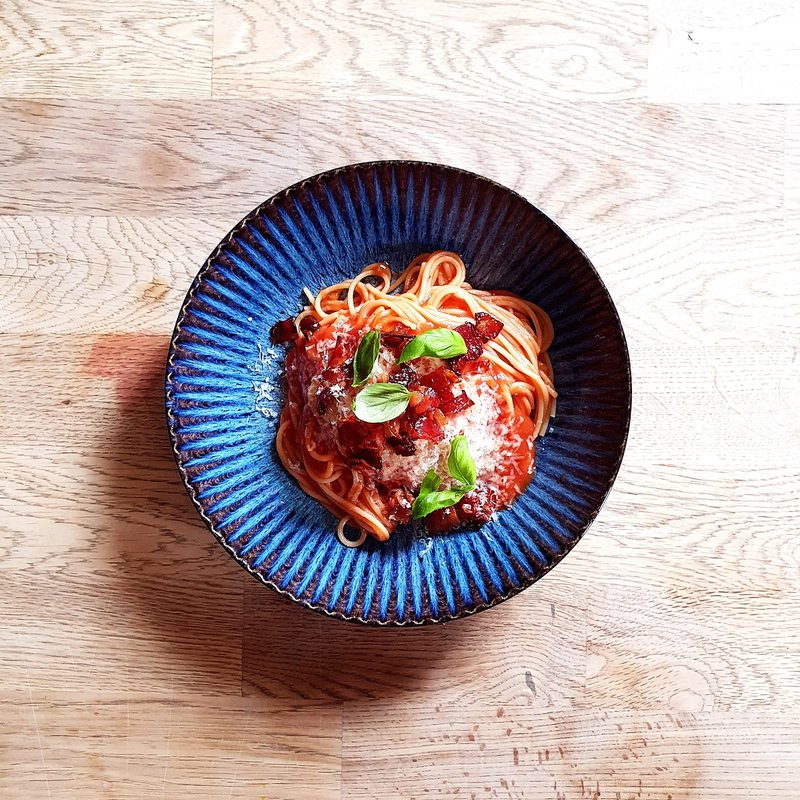 Spaghetti, z własnym sosem pomidorowy, i boczkiem Spaghetti, z własnym sosem pomidorowy, i boczkiem