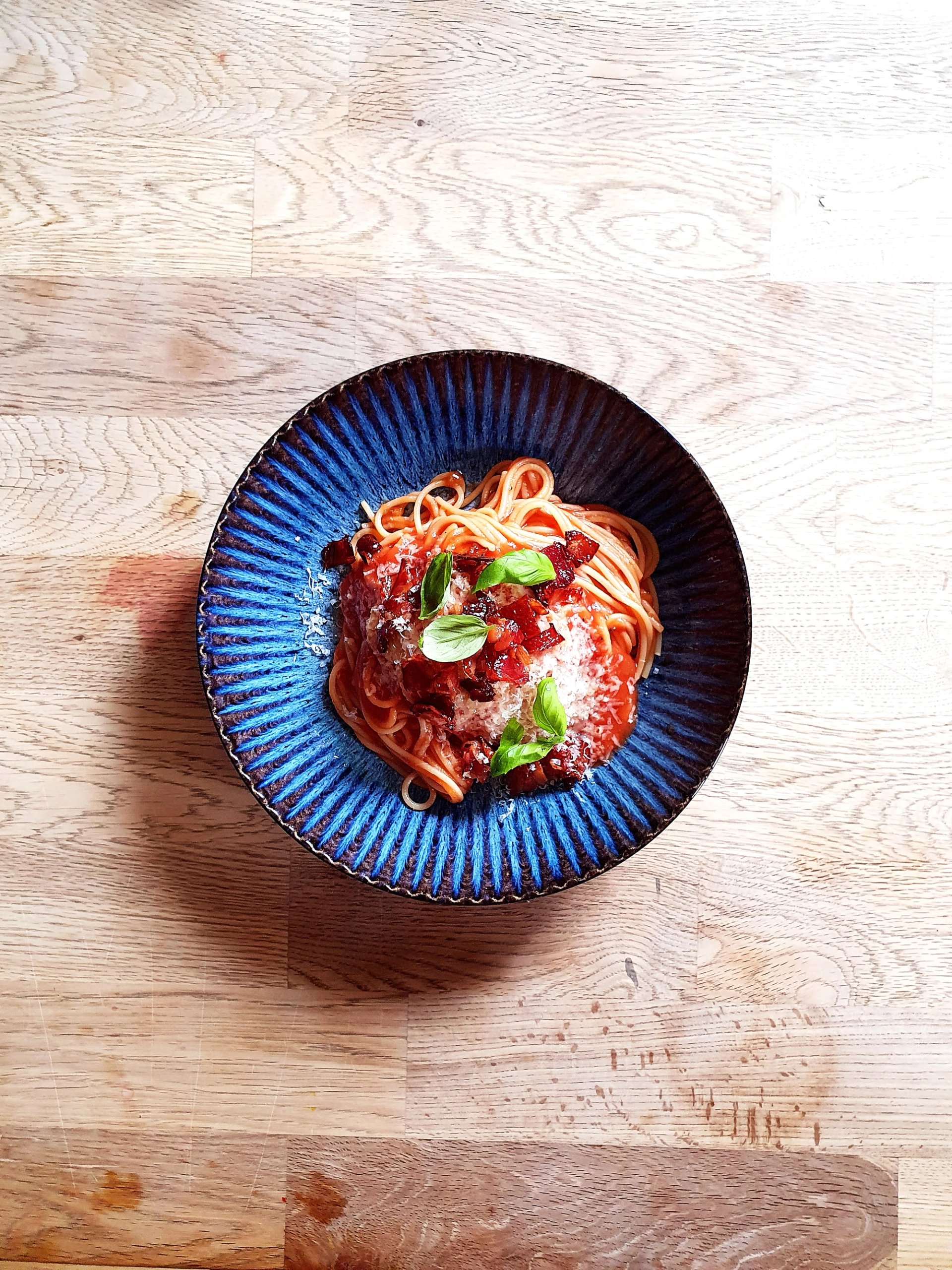 Spaghetti, z własnym sosem pomidorowy, i boczkiem Spaghetti, z własnym sosem pomidorowy, i boczkiem
