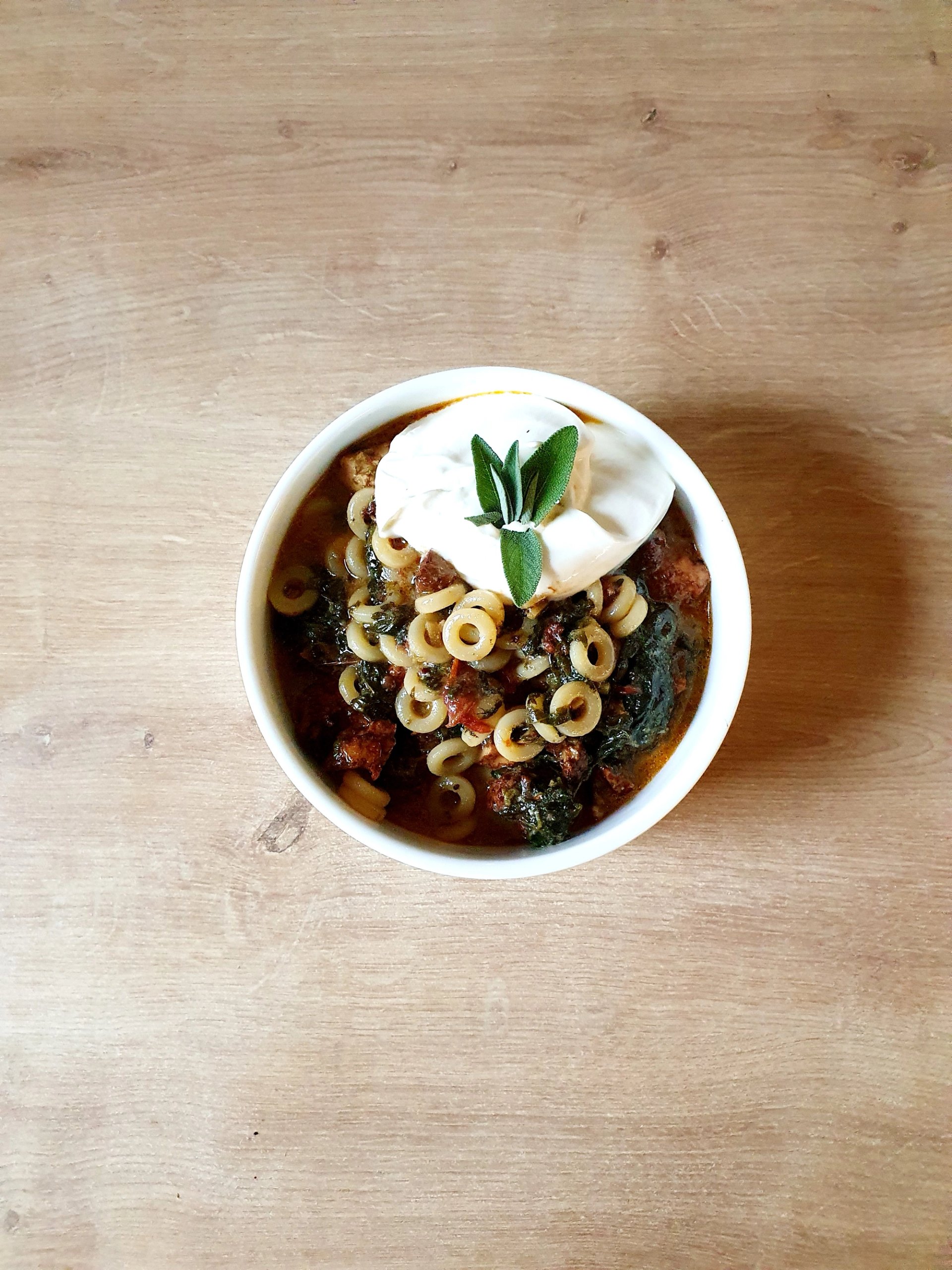 Makaron anelli, ze szpinakiem, suszonymi pomidorami i tofu z lekka poszarpanym Makaron anelli, ze szpinakiem, suszonymi pomidorami i tofu z lekka poszarpanym