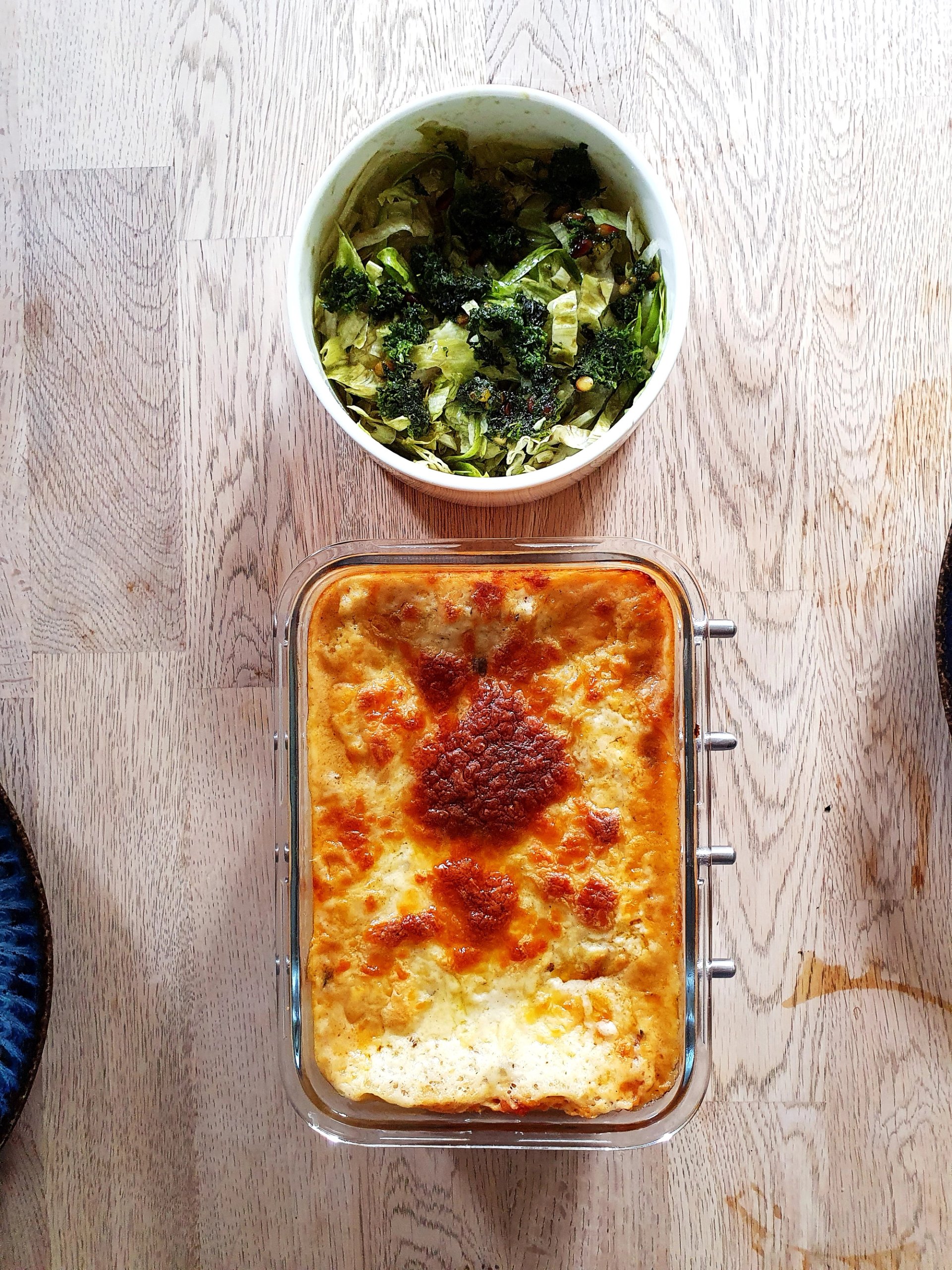 Lazania klasyczna, z sałatką z zielonym pesto