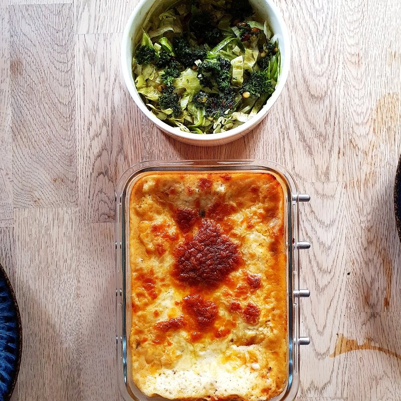 Lazania klasyczna, z sałatką z zielonym pesto Lazania klasyczna, z sałatką z zielonym pesto
