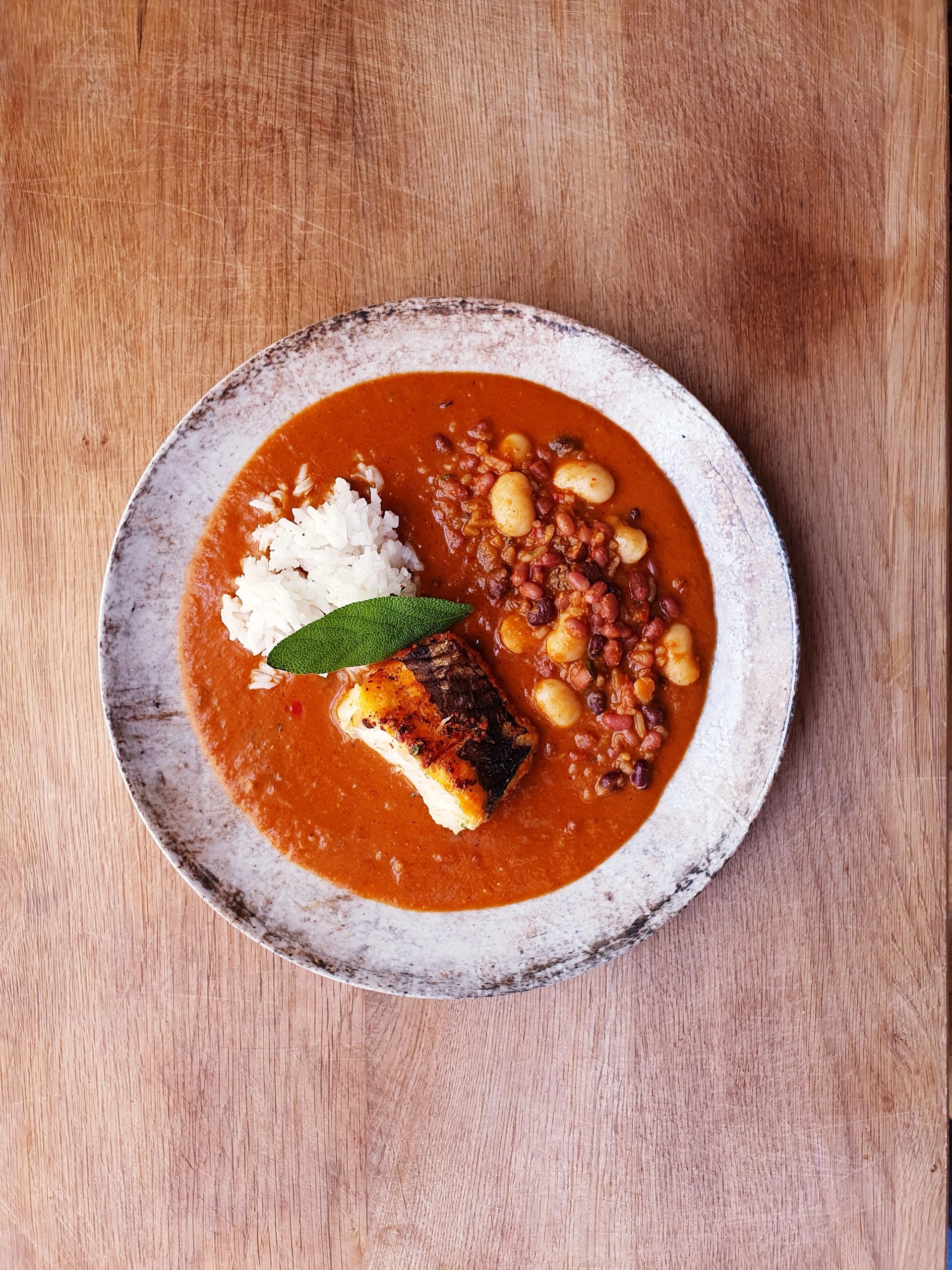Ryba z 3 fasolami, w pomidorowym sosie curry