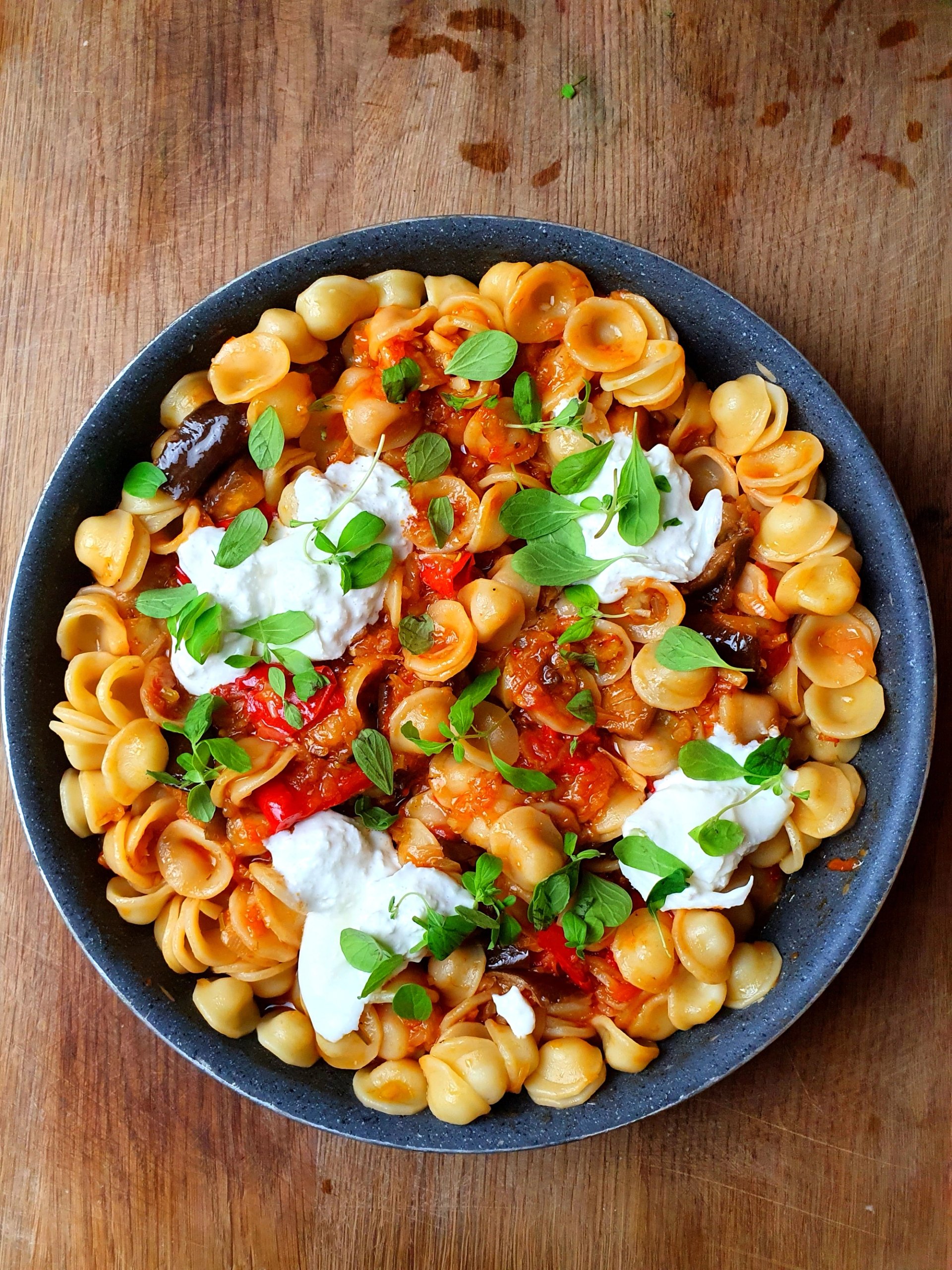 Orechiette, z burratą, pieczonymi warzywami i majerankiem