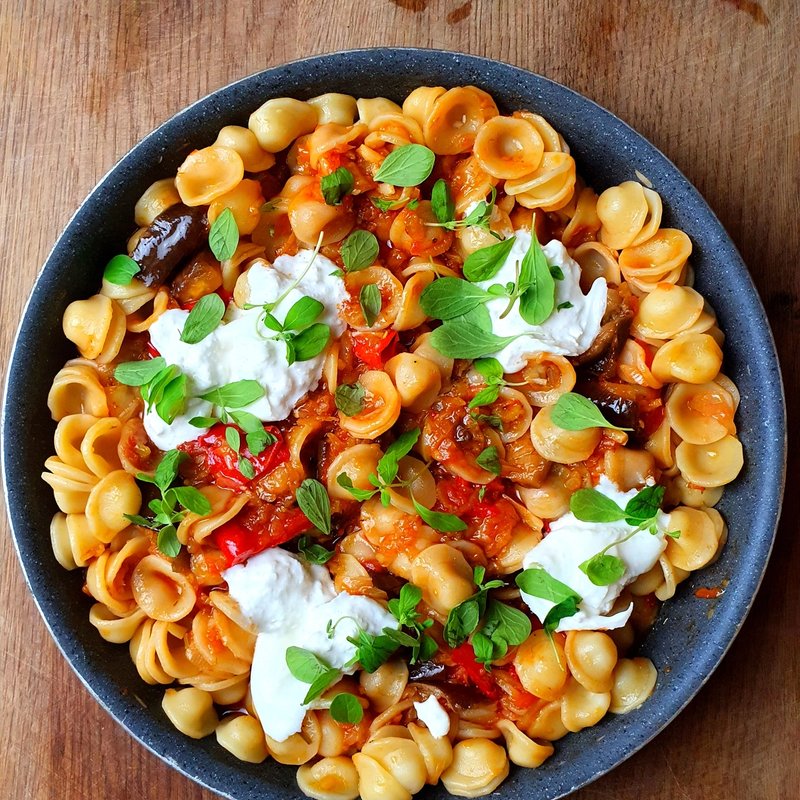 Orechiette, z burratą, pieczonymi warzywami i majerankiem Orechiette, z burratą, pieczonymi warzywami i majerankiem