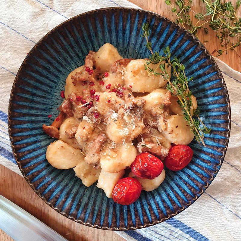 Gnocchi, albo kopytka, z kurkami, pomidorami i tymiankiem Gnocchi, albo kopytka, z kurkami, pomidorami i tymiankiem