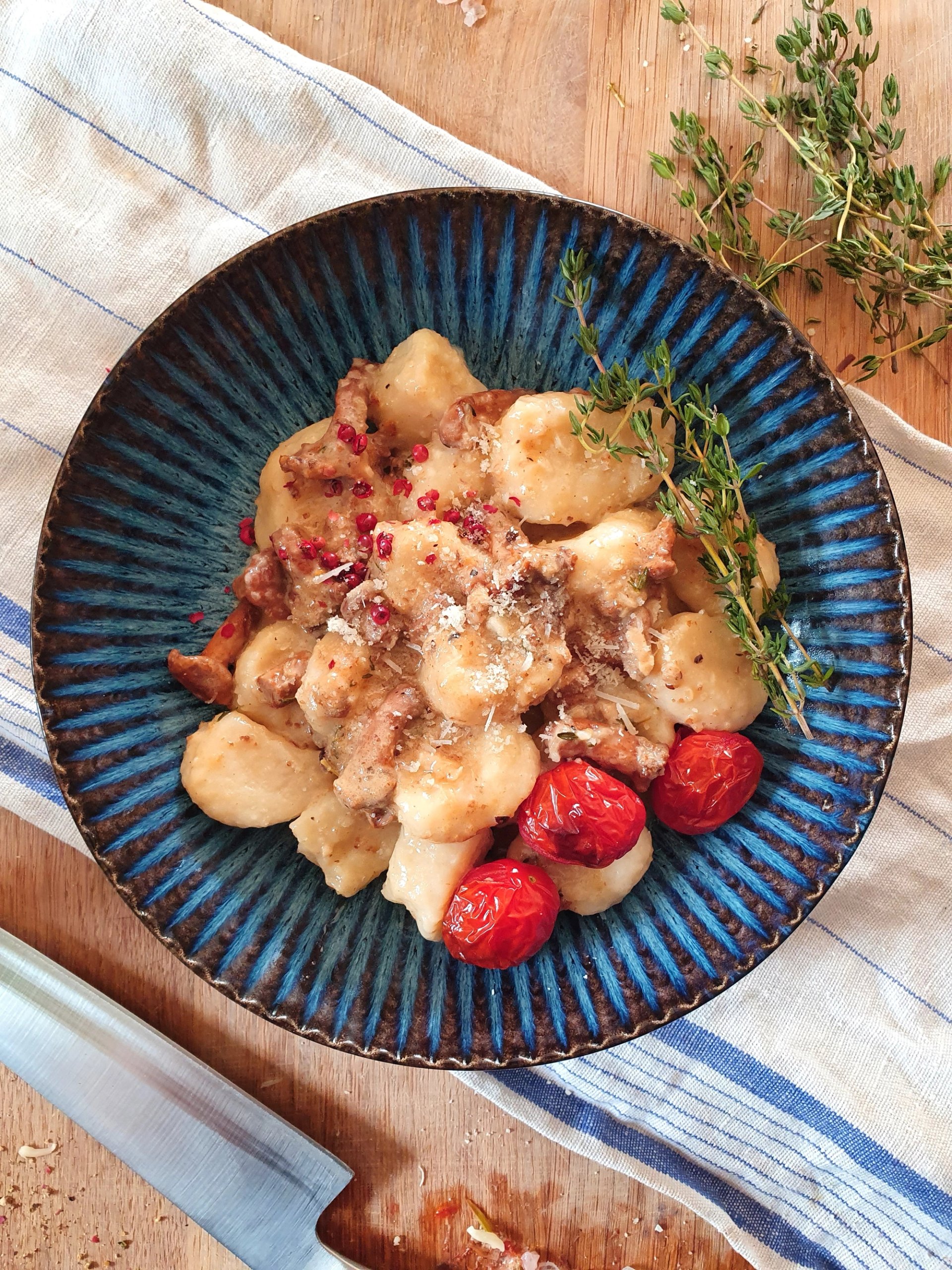 Gnocchi, albo kopytka, z kurkami, pomidorami i tymiankiem Gnocchi, albo kopytka, z kurkami, pomidorami i tymiankiem