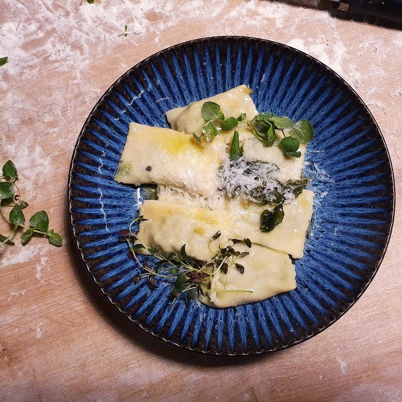 Agnolotti - ricotta, szpinak, masło szałwiowe, ekstra sprawa Agnolotti - ricotta, szpinak, masło szałwiowe, ekstra sprawa