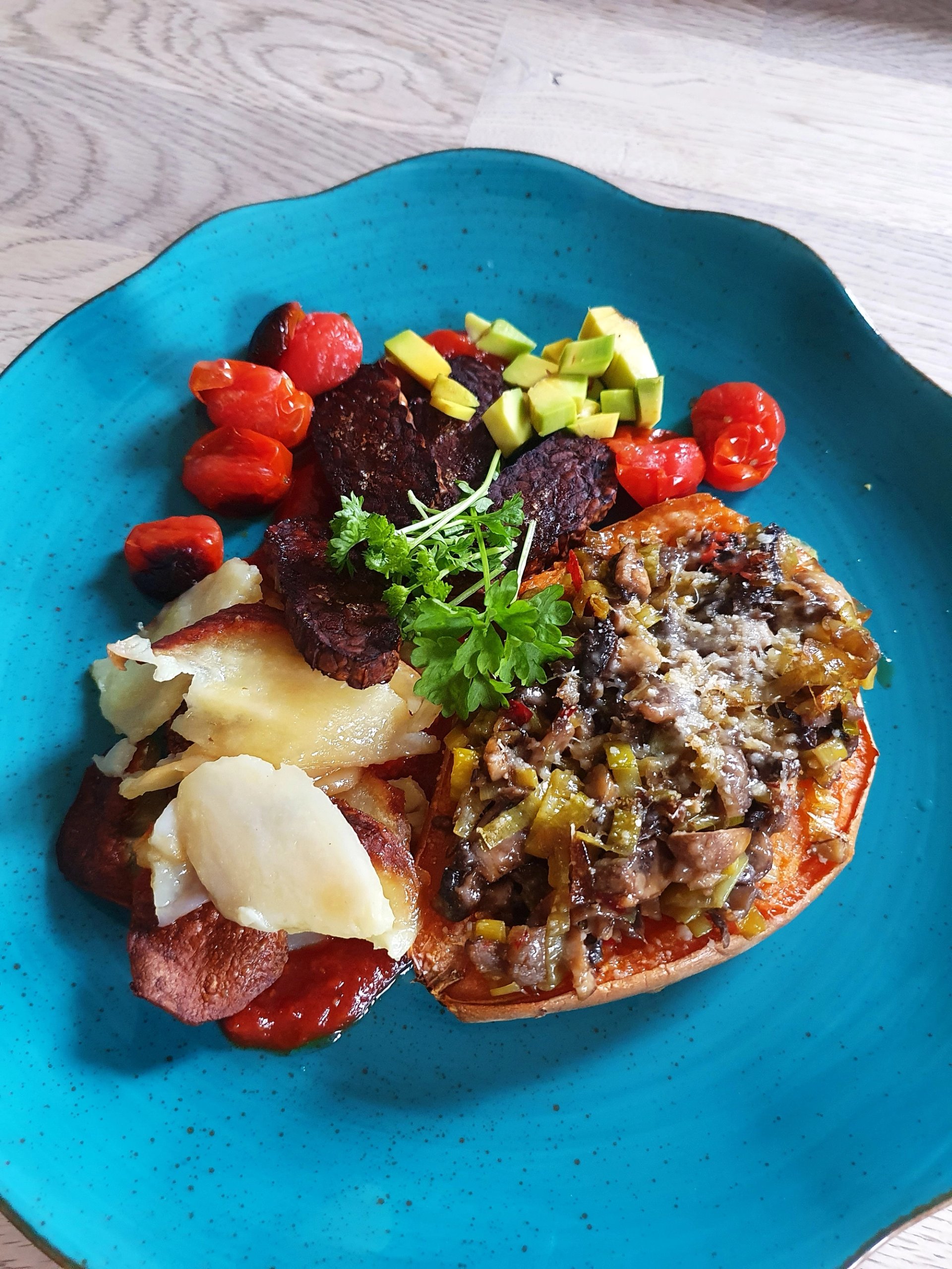 Faszerowane bataty, por, pieczarki, tempeh i ziemniaki