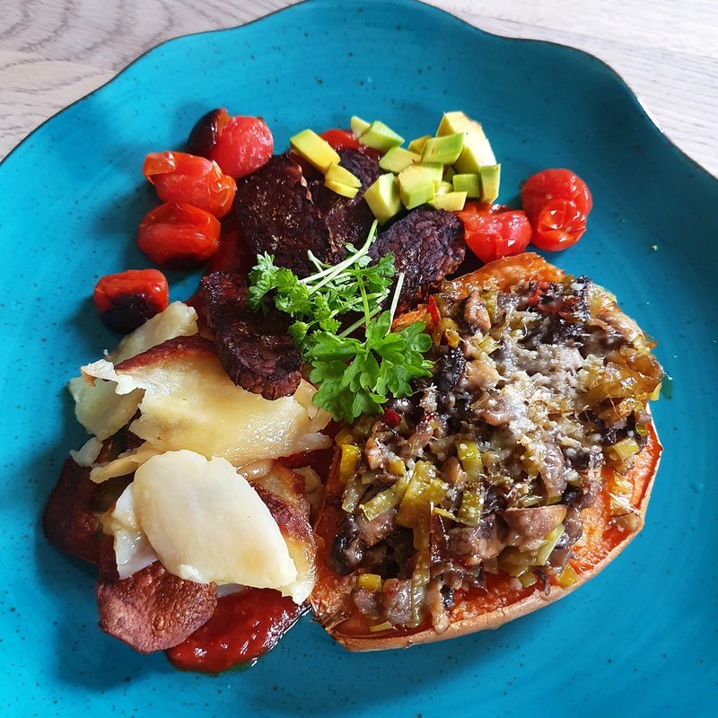 Faszerowane bataty, por, pieczarki, tempeh i ziemniaki Faszerowane bataty, por, pieczarki, tempeh i ziemniaki