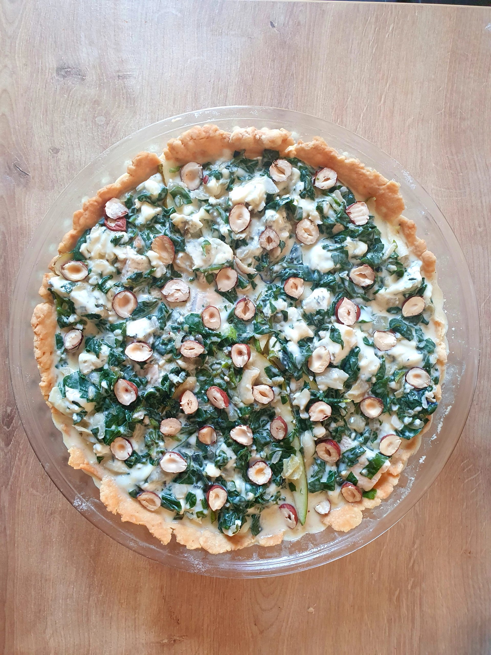 Tarta, z gruszkami, orzechami i sosem gorgonzola