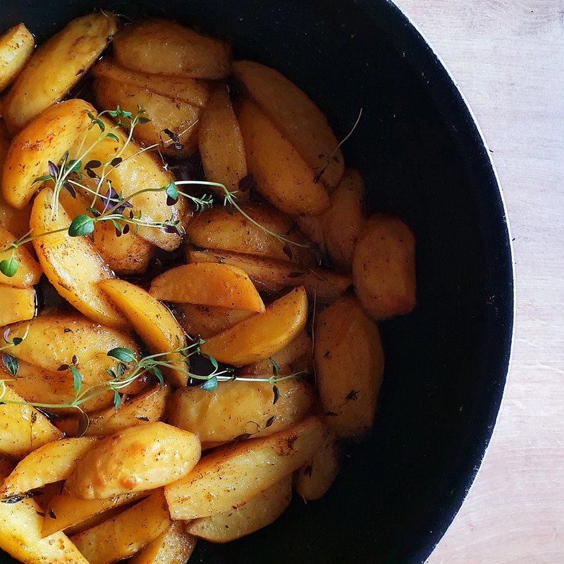 Pieczone ziemniaki - z tymiankiem i masą przypraw Pieczone ziemniaki - z tymiankiem i masą przypraw