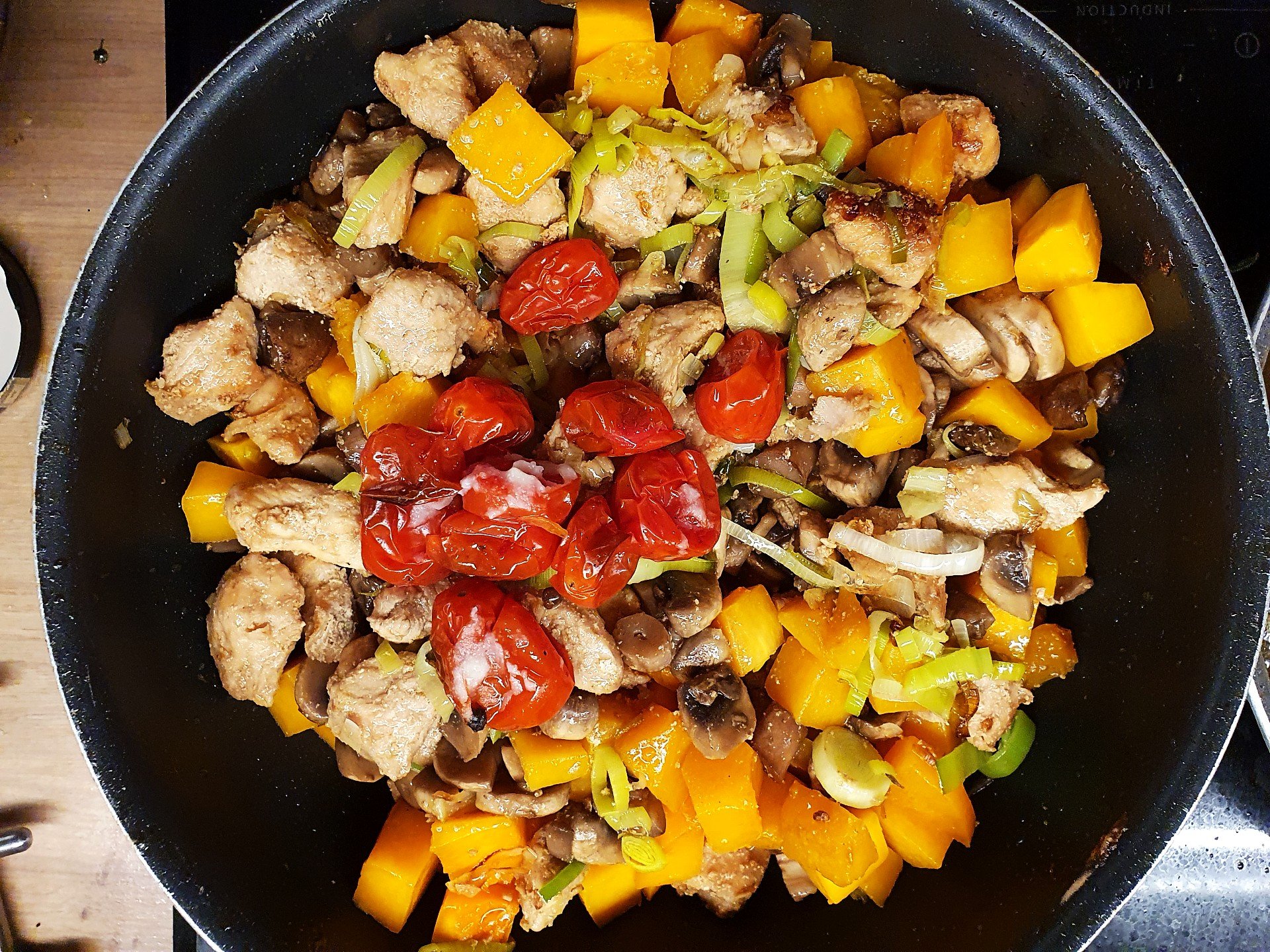 Gulasz z indyka, dyni, pora i pieczarek Gulasz z indyka, dyni, pora i pieczarek