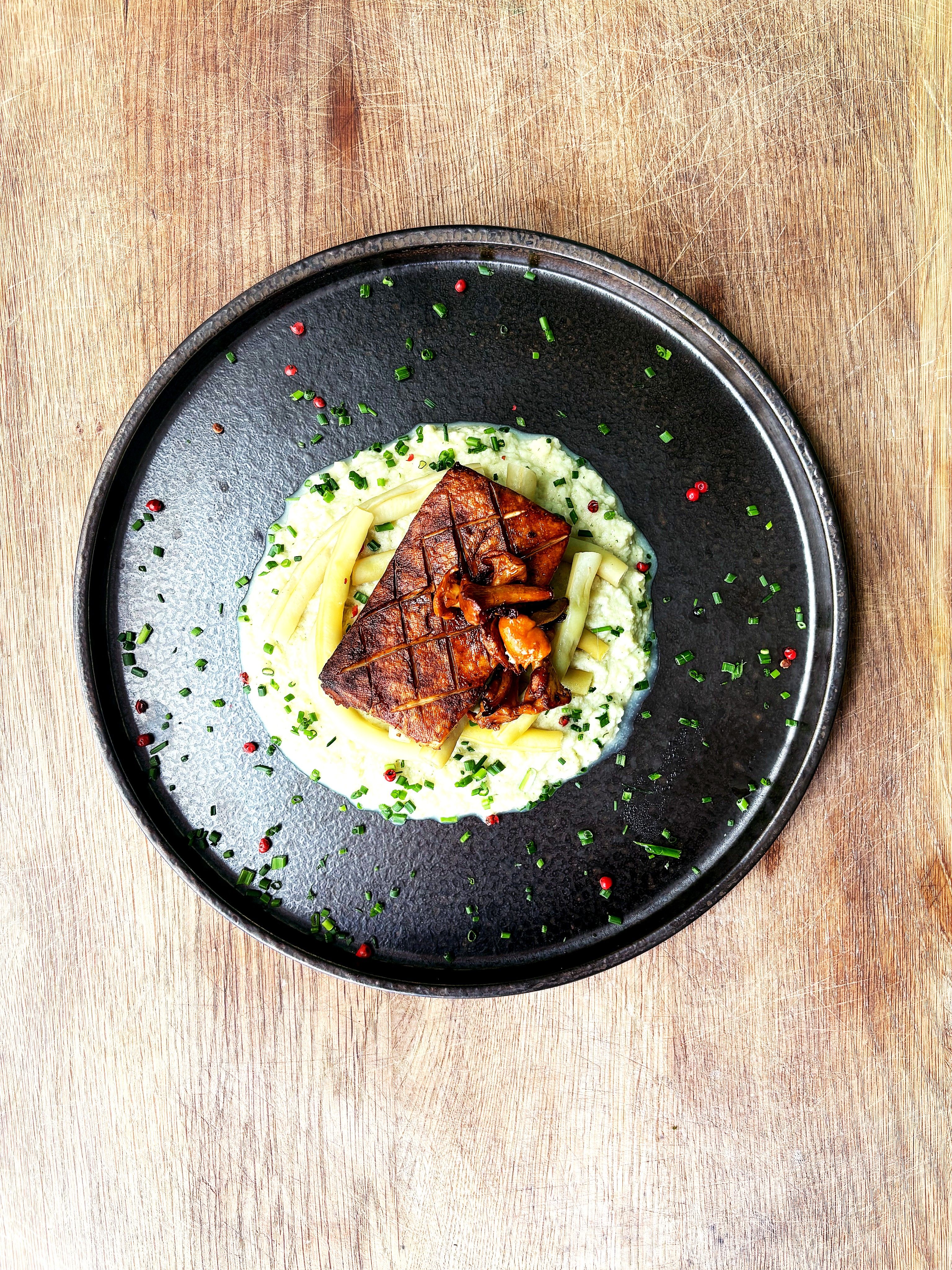 Grillowane tofu na puree z kalafiora, z kurką