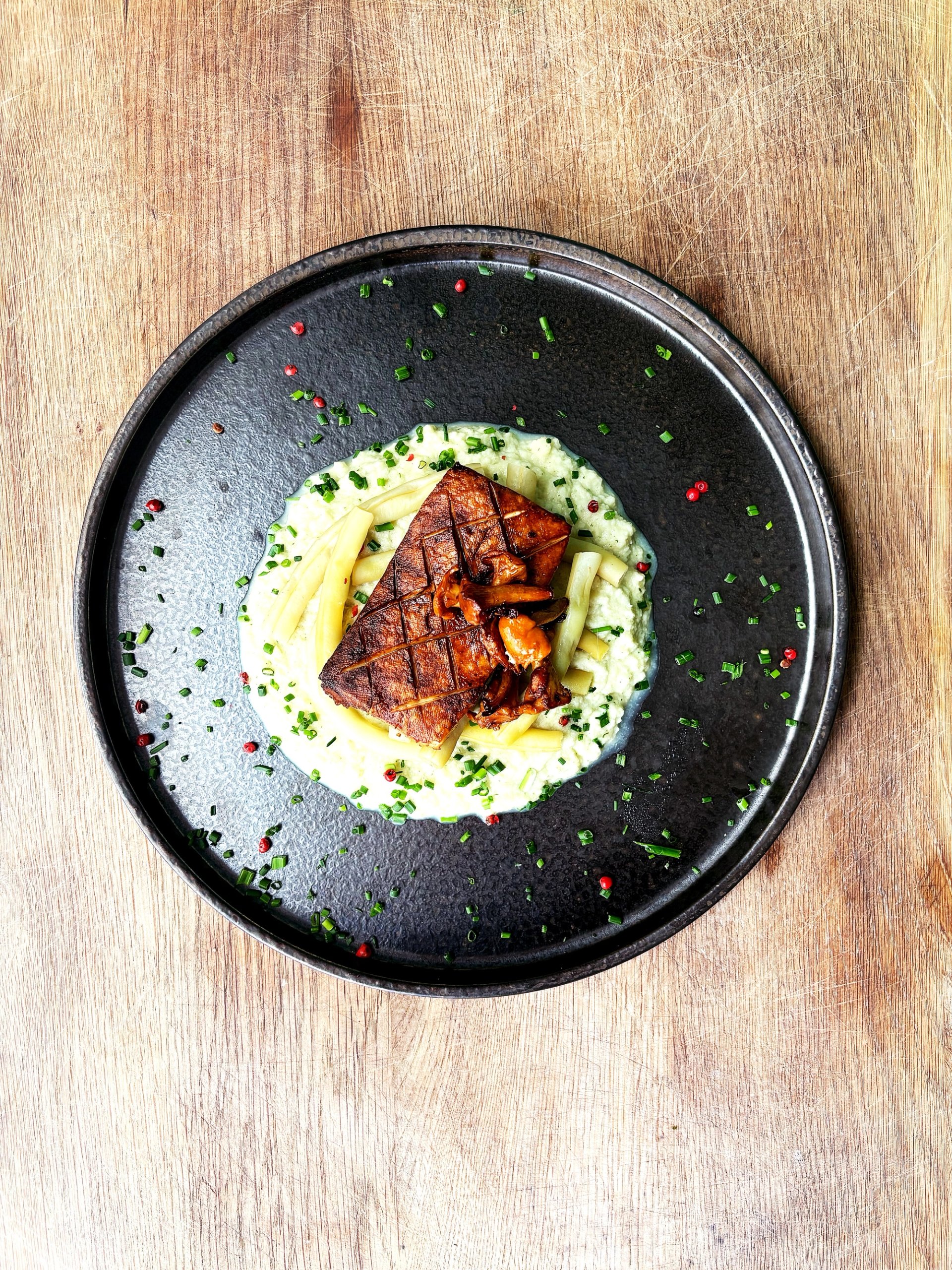 Grillowane tofu na puree z kalafiora, z kurką