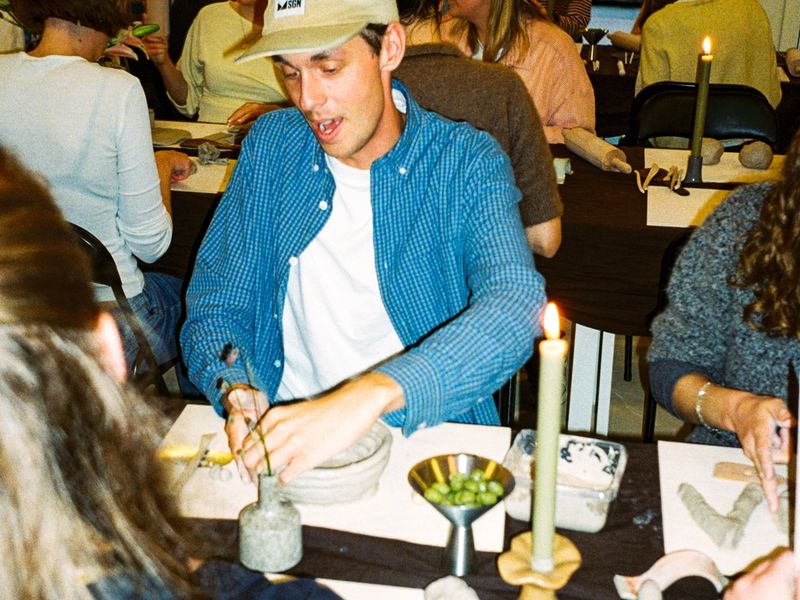Person som former en leirebolle på event hos Dreie