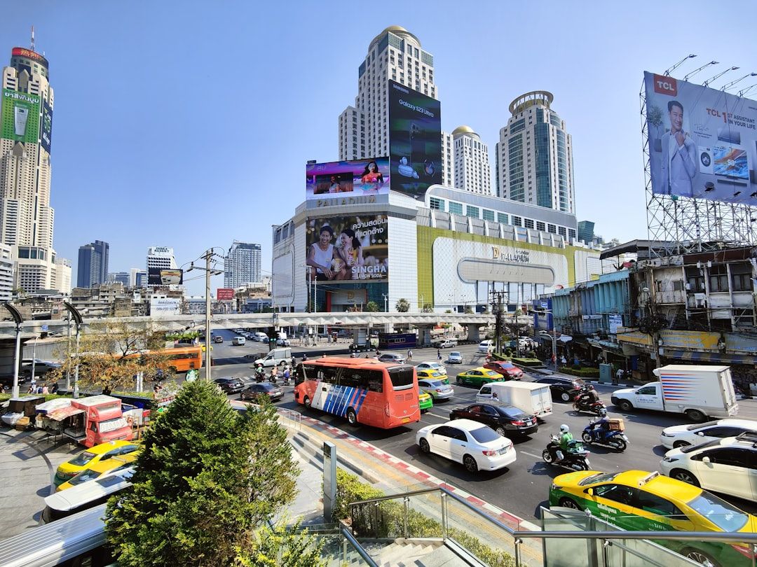 a busy city street filled with lots of traffic