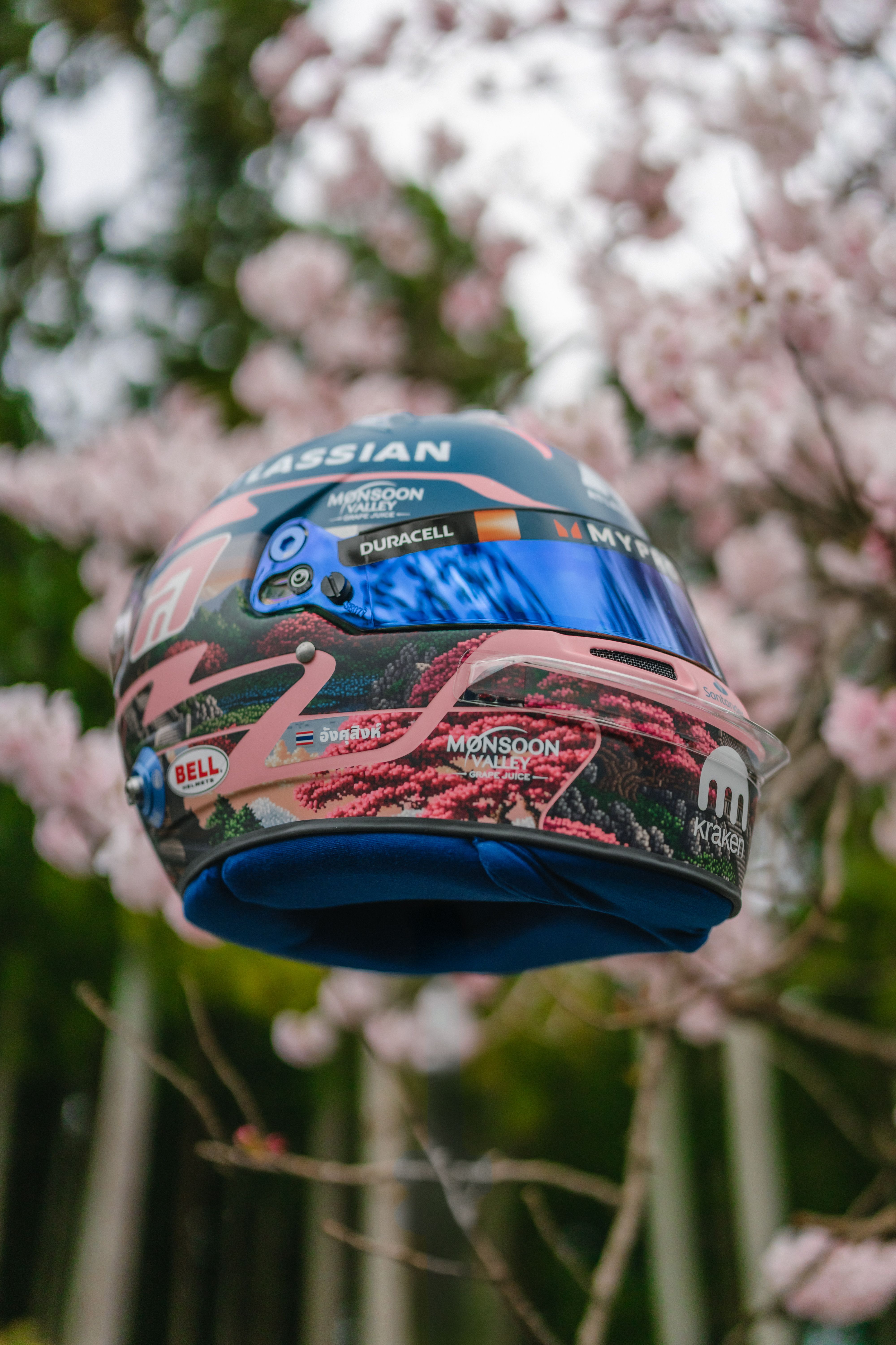 Alex set to wear special edition helmet in Japan | Alex Albon