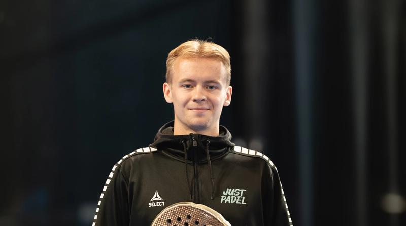 Kristoffer Telle portrett med padel racket2