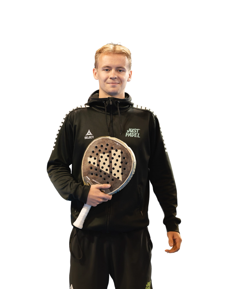Kristoffer Telle portrett med padel racket2 1