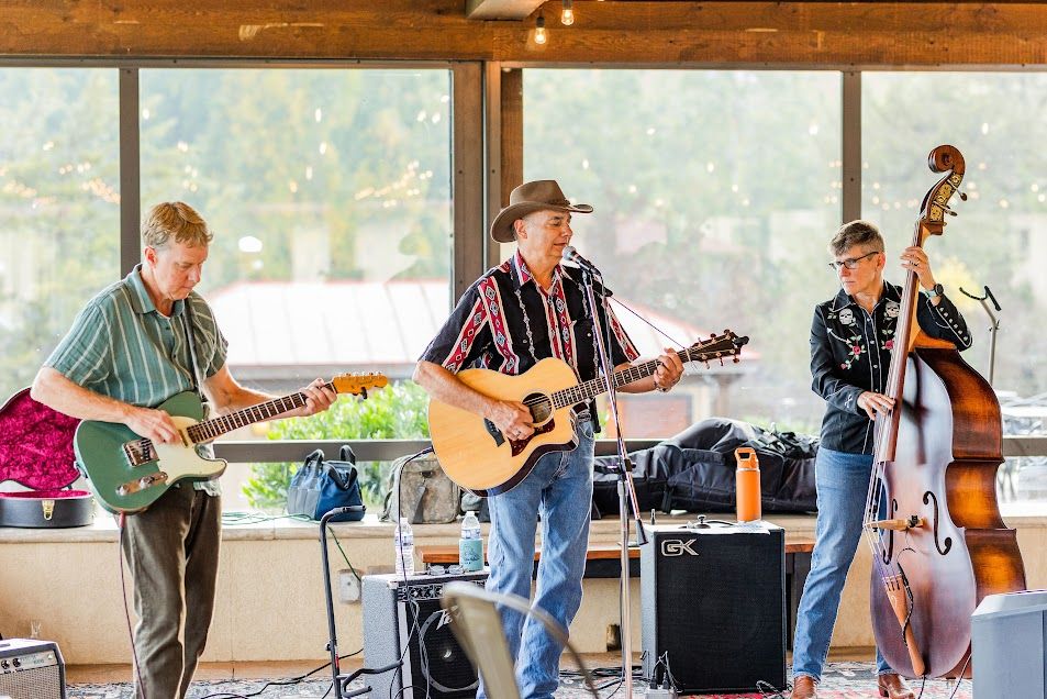 A band playing at the wedding