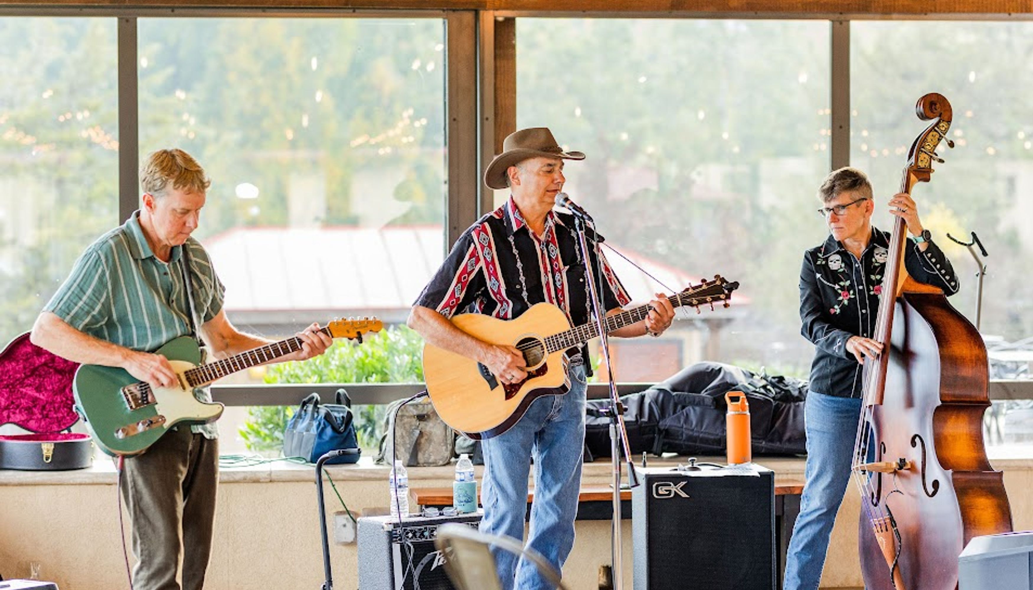 A band playing at the wedding