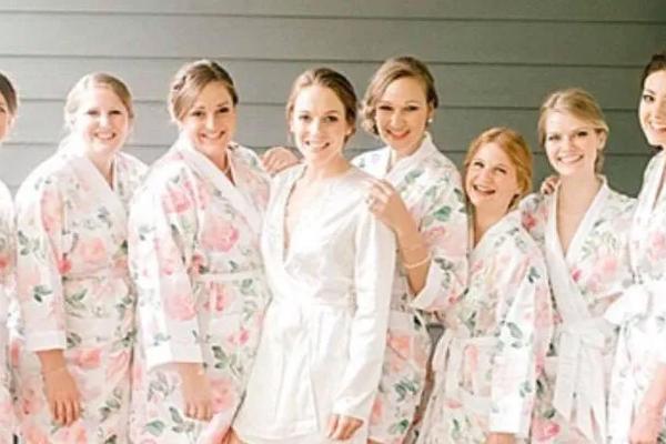 Bridal party pictured at Charlottesville wedding venue