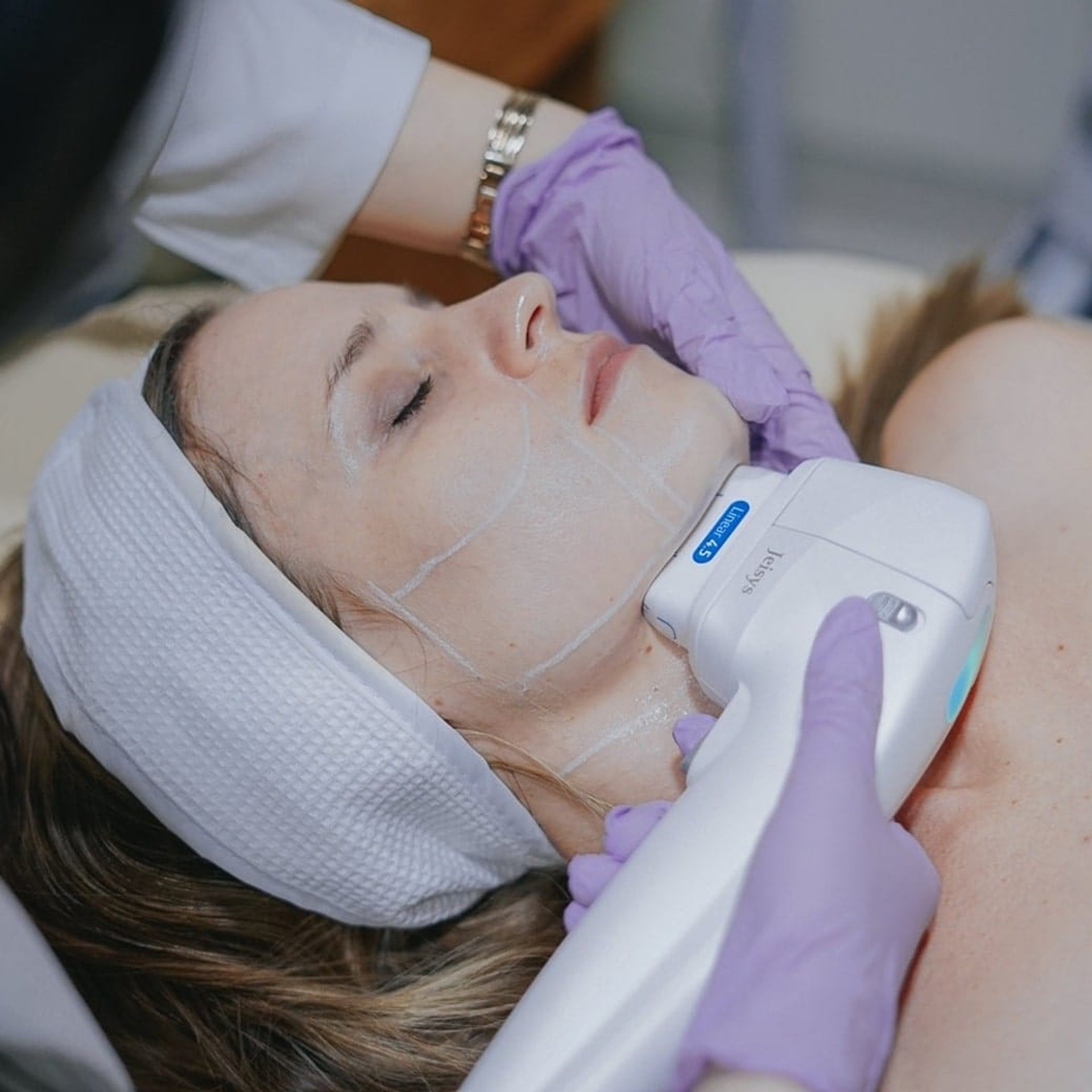 A doctor performing a HIFU treatment at Healthy Look Aesthetic