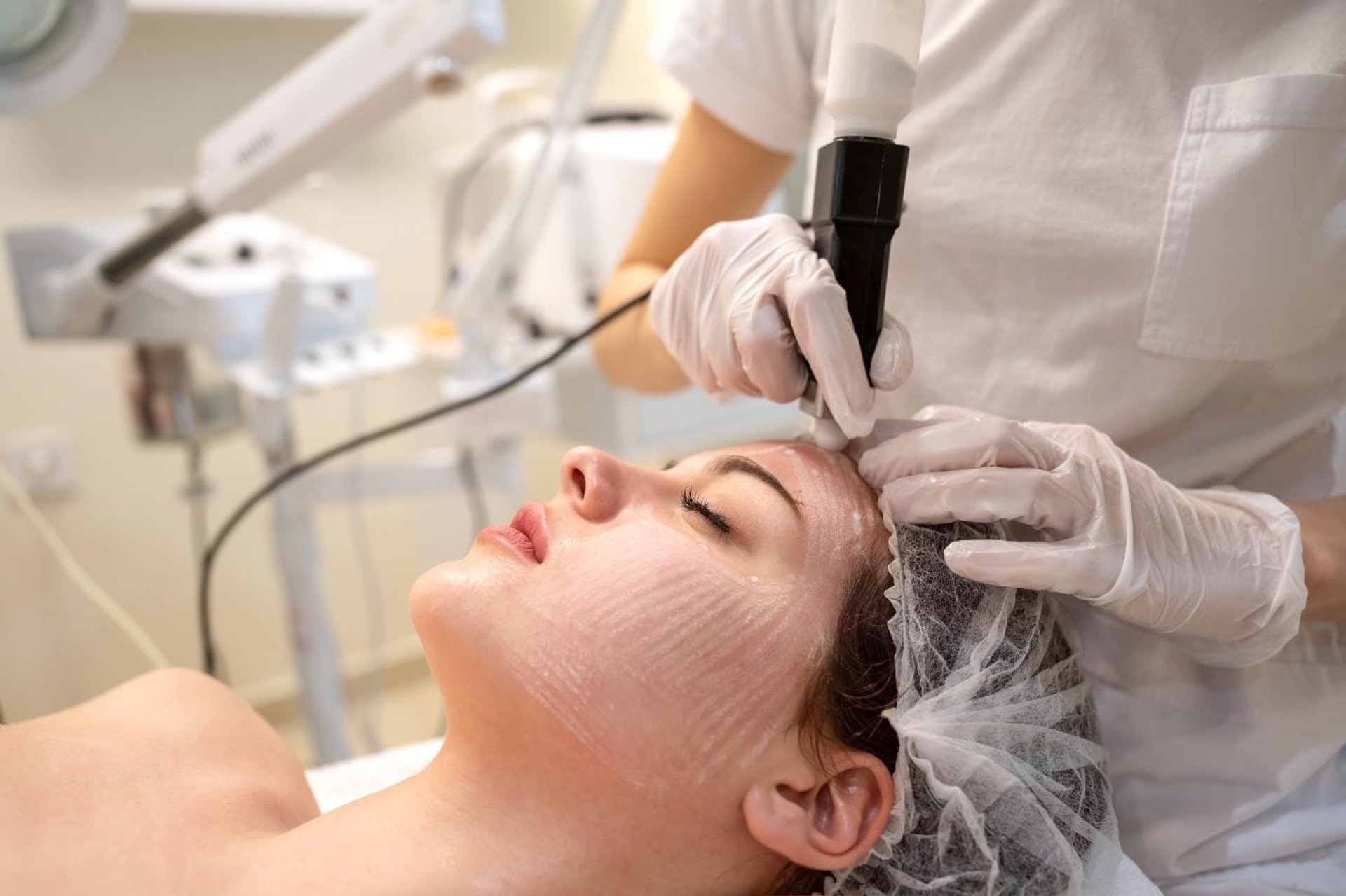 HIFU device treatment on a patient's forehead