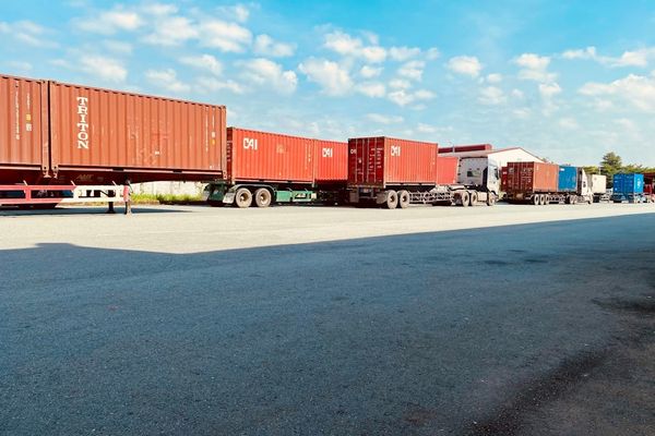 a group of containers on a trailer