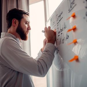 Votre leadership décisionnel enfin reconnu : boostez votre carrière avec la VAE DÉCIDER ET PERSUADER !