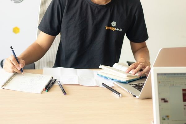 man in black crew-neck t-shirt