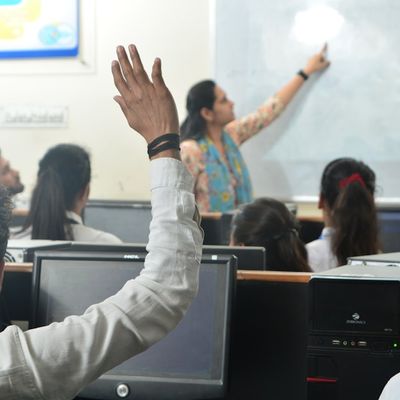 CATIA V5 et VAE : Transformez votre expertise électrique en un diplôme reconnu sans retourner sur les bancs de l'école