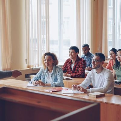 VAE Aide-Soignante, Éducateur : Comment Obtenir Votre Diplôme dans les Métiers Sociaux et Médico-Sociaux ?