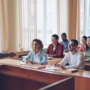 VAE Aide-Soignante, Éducateur : Comment Obtenir Votre Diplôme dans les Métiers Sociaux et Médico-Sociaux ?