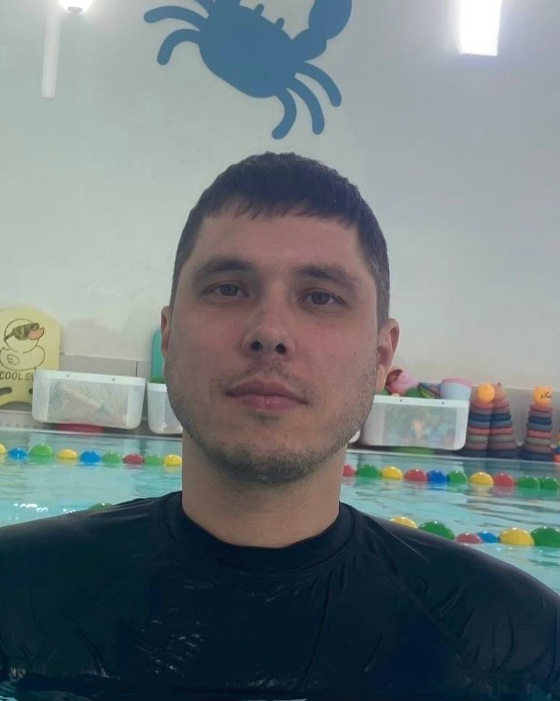 Инструктор по плаванию с 10-летним опытом, специализируется на обучении детей и взрослых, грудничковом плавании и мягкой адаптации малышей к воде. Провёл более 1000 занятий и обучил плаванию более 200 учеников.