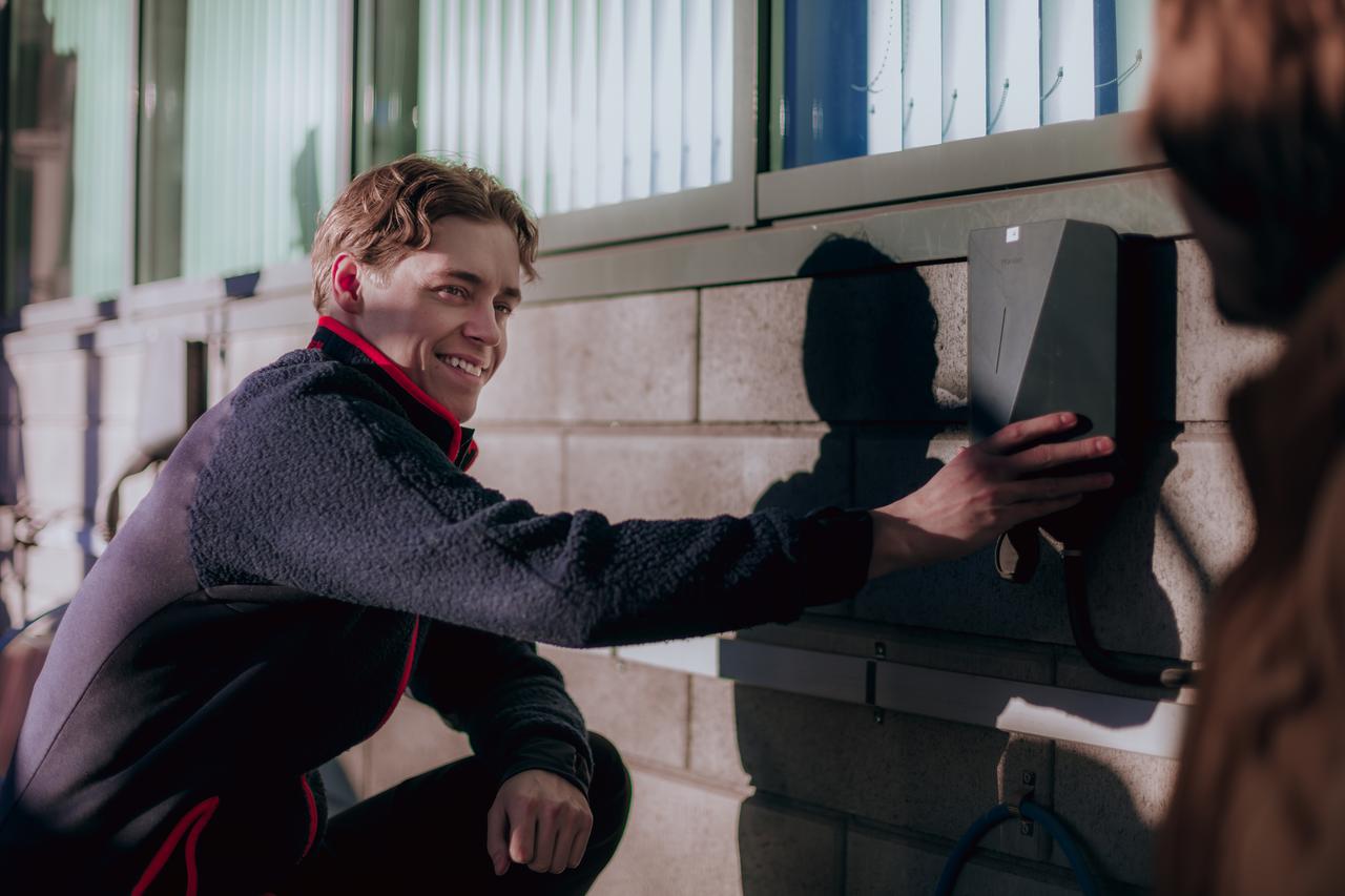Ein Foto von einem Elektriker, der eine Wallbox installiert