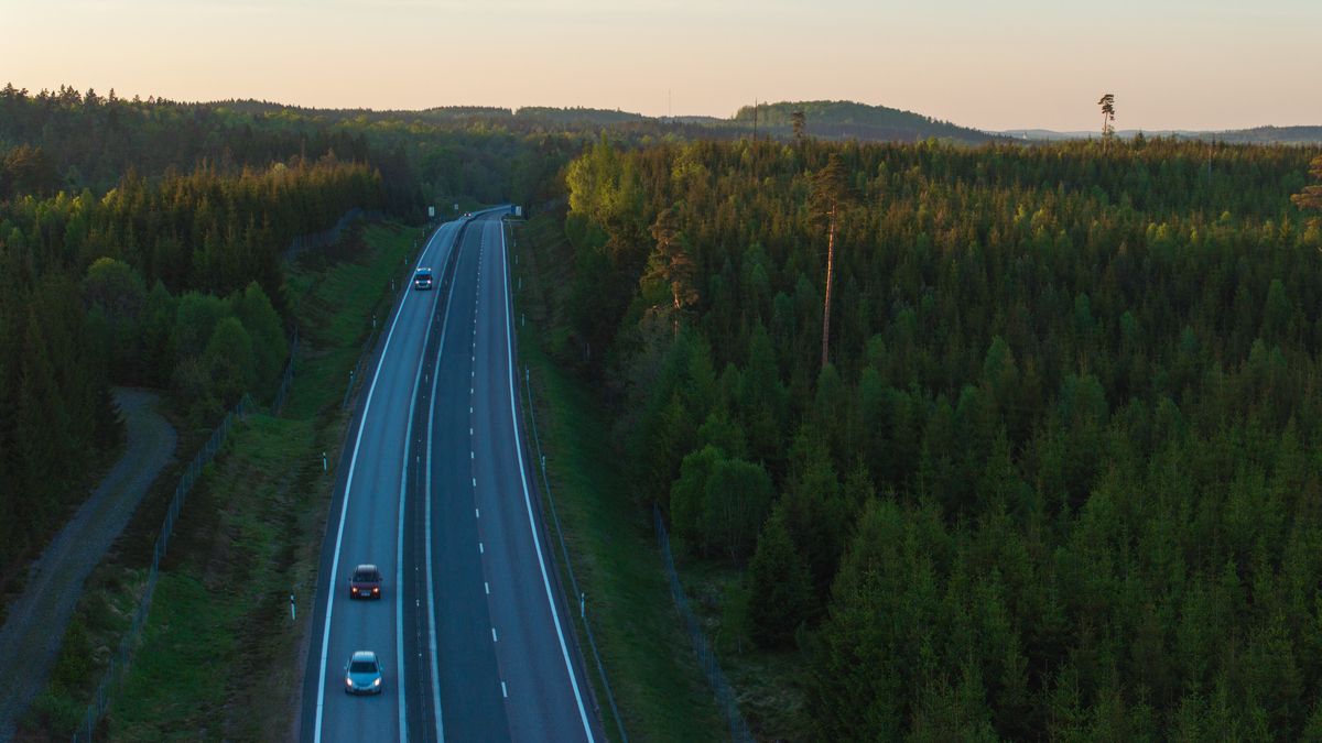 Eine asphaltierte Landstraße