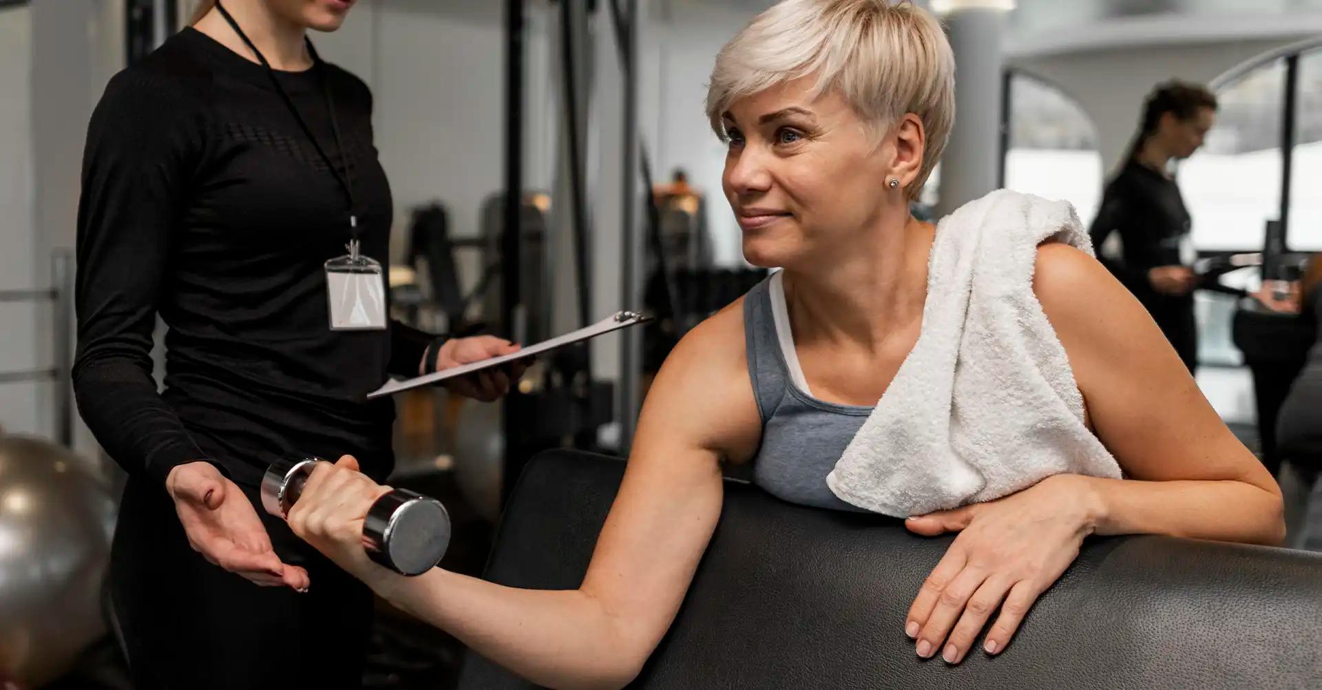 Musculação Feminina Após os 50 Anos: Guia de Força, Saúde e Longevidade