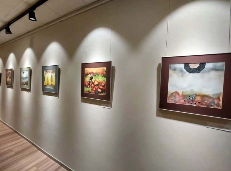 Näituse "Vahelduv pilvisus" foto