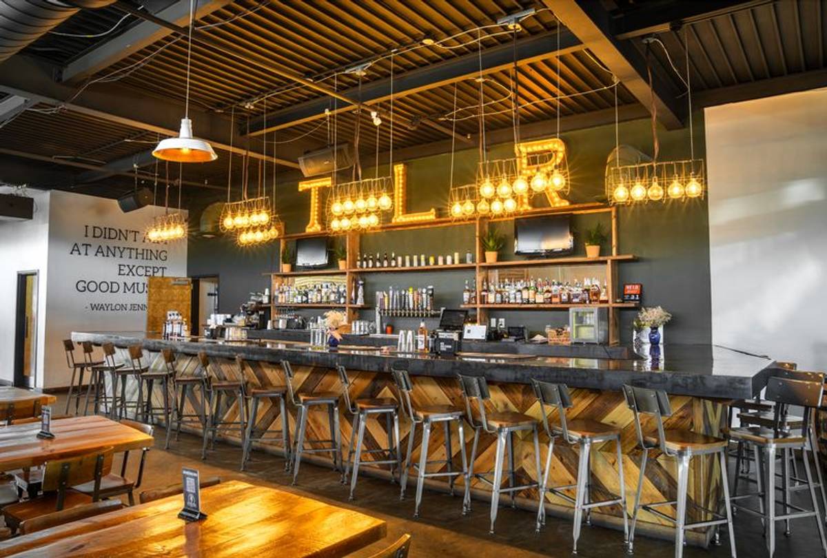 HAPPY HOUR WITH ANDREA VASQUEZ