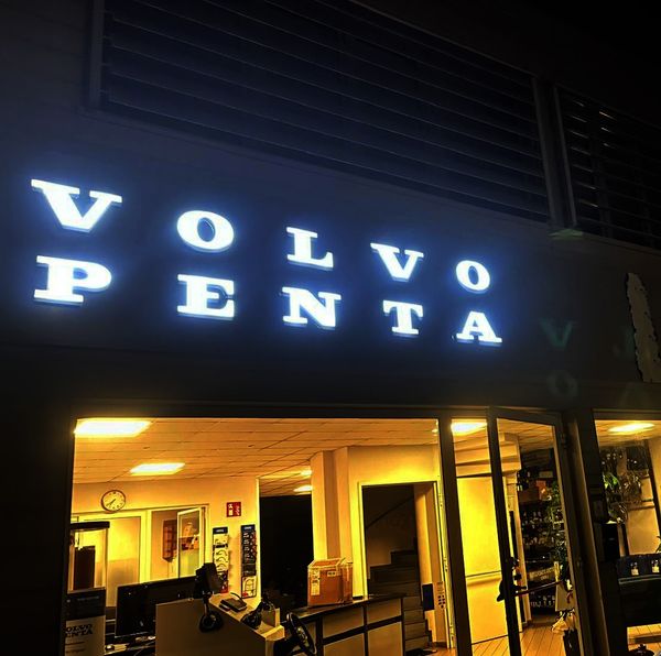 VOLVO PENTA - Lettere luce diretta con fronte BLACK & WHITE: di giorno quando è spenta il fronte rimane nero)