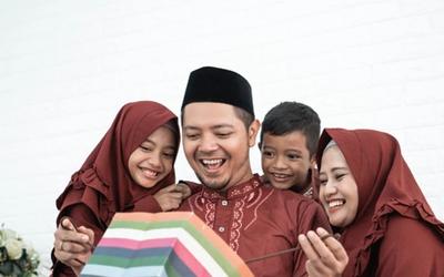 Bolehkah Orang Tua Bermesraan di Depan Anak? Intip Batasannya Yuk! 