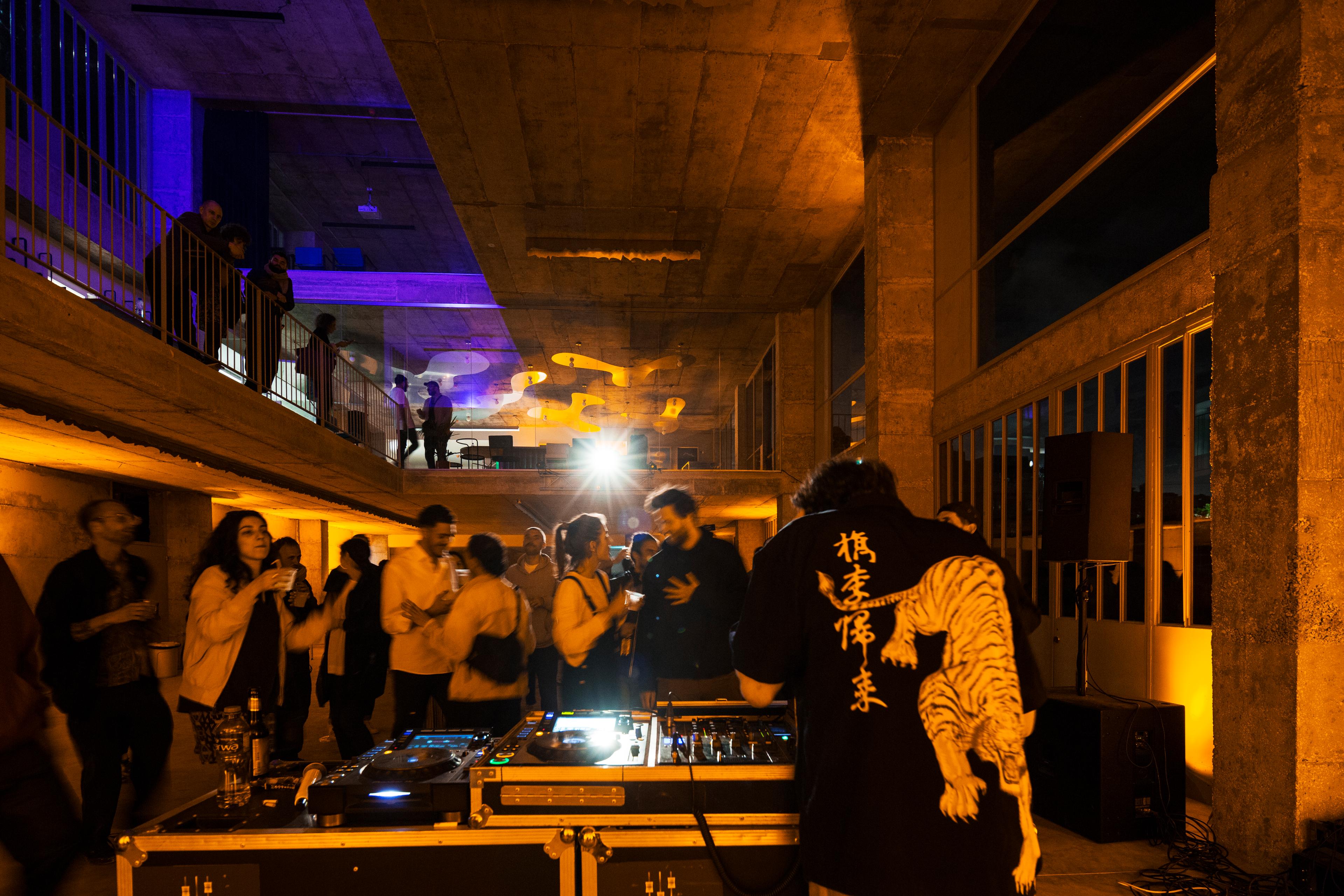 Photo from the opening night of Radio alHara